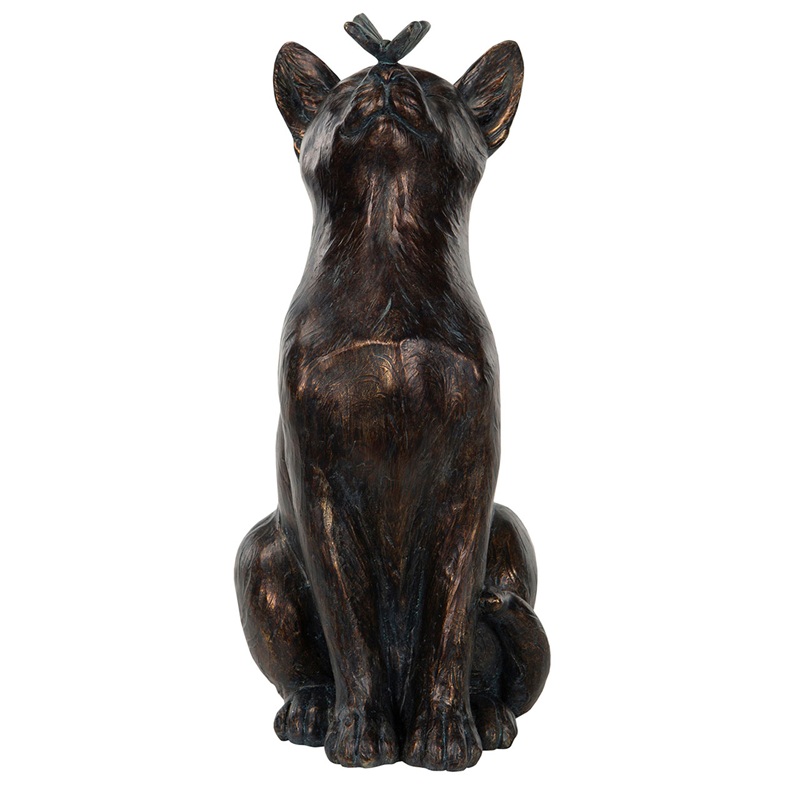 Staty katt med fjäril