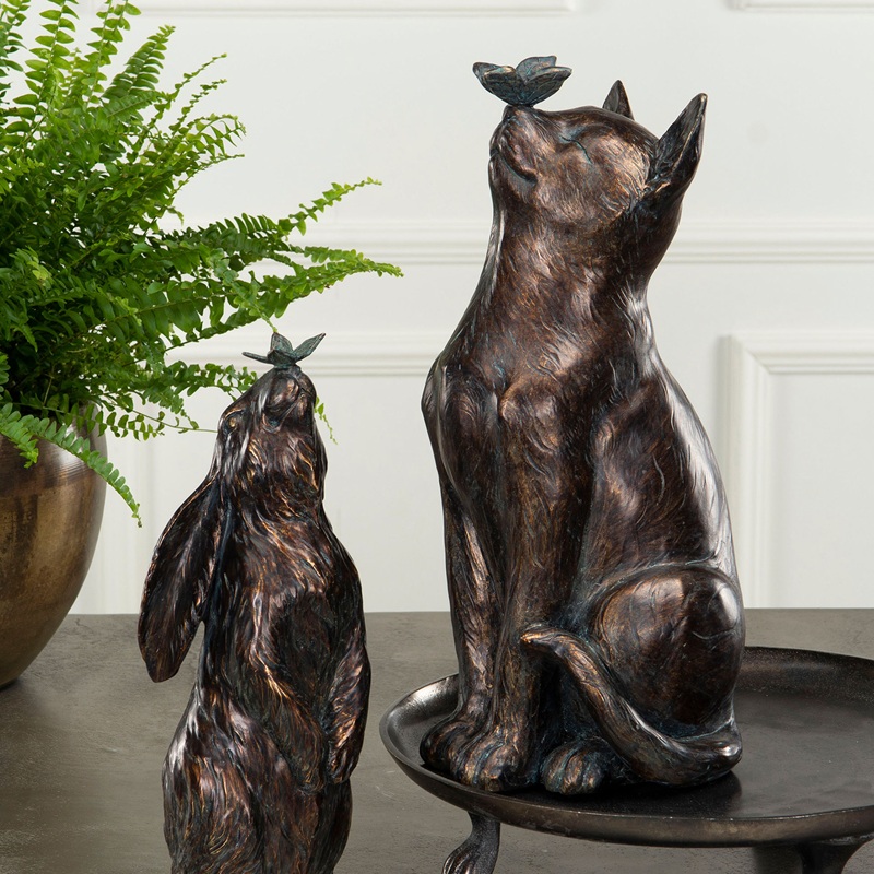 Staty katt med fjäril