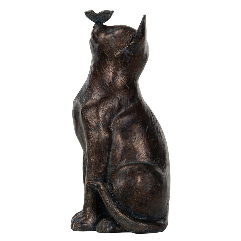 Staty katt med fjäril