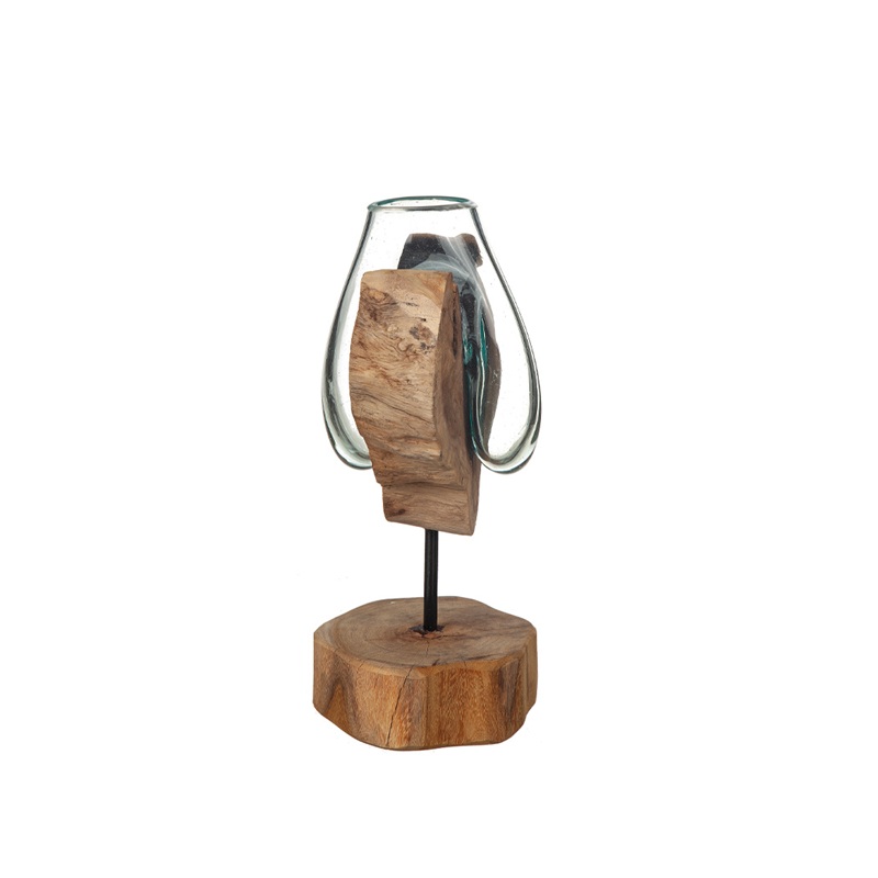 Unik designvas på trädrot