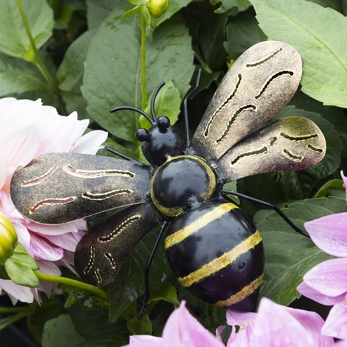 Större humla i hamrad plåt