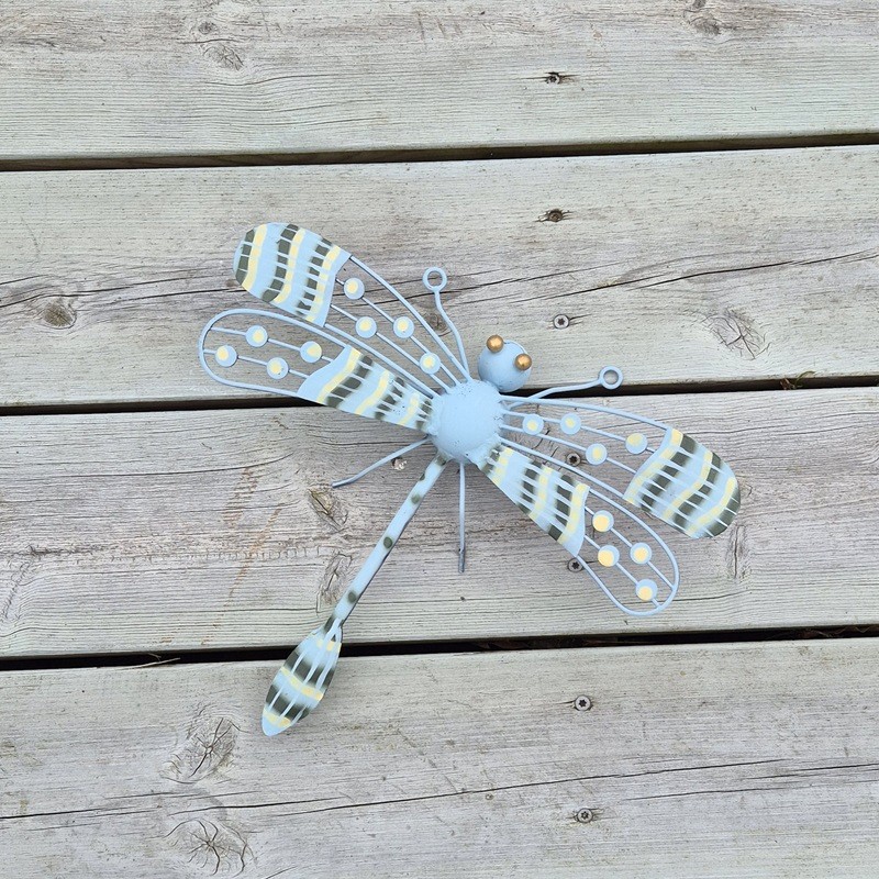 Trollslända i hamrad plåt blå