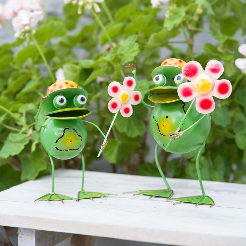 Groda Milo med blomma