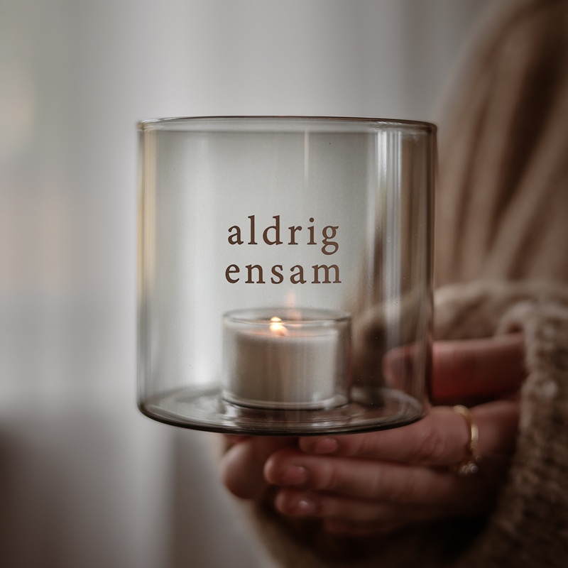 Aldrig Ensam – Ljuslykta från Majas Cottage