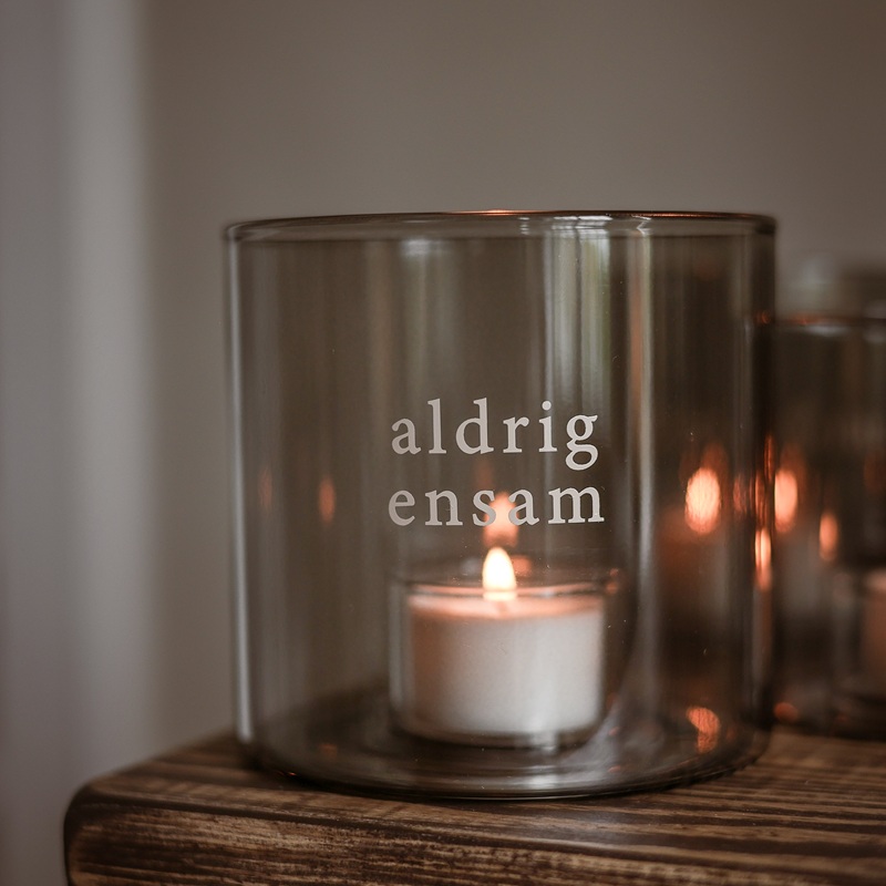 Aldrig Ensam – Ljuslykta från Majas Cottage
