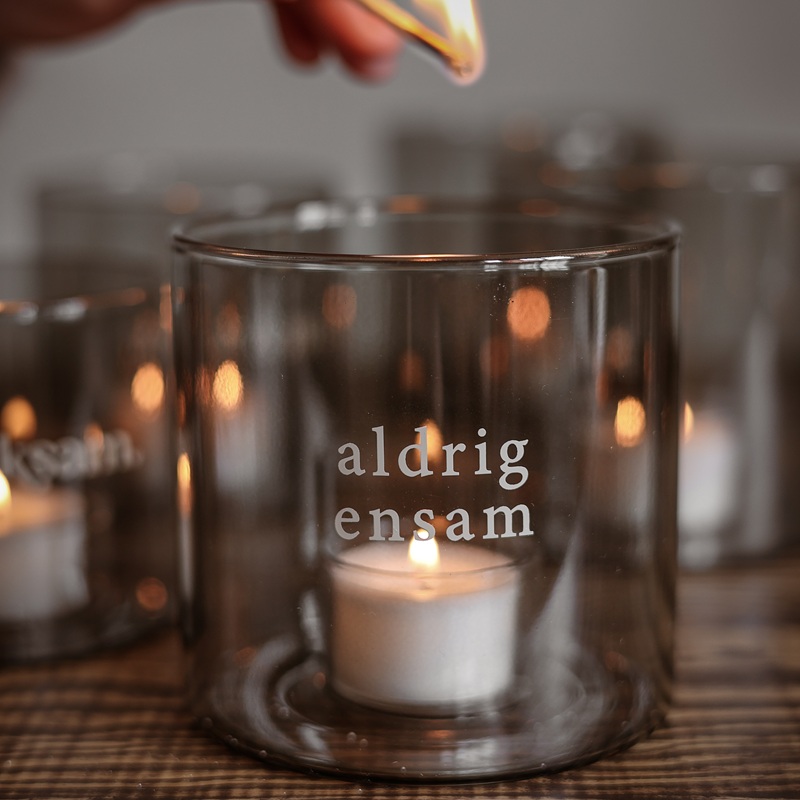 Aldrig Ensam – Ljuslykta från Majas Cottage