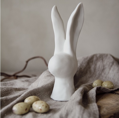 Söt kanin i färgen matt vit. Handgjord i keramik. Endast huvudet syns med sina långa vita öron.