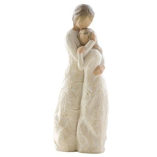 Underbar figur från Willow Tree. Mor och dotter står och kramar om varandra och vackert mönster på klänningarna