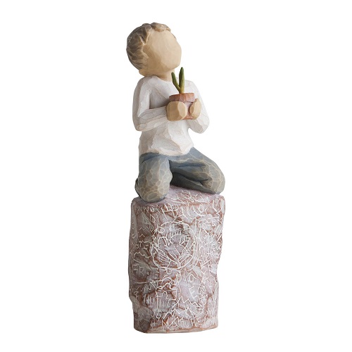 Something special från Willow Tree. En pojke sitter på en mönstrad stubbe med en krukväxt i händerna.
