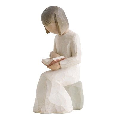 Wisdom från Willow Tree. En flicka sitter på en sten och läser en bok.