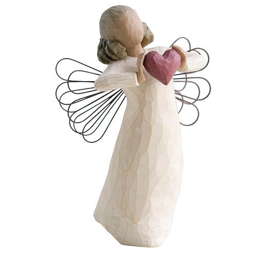 With love från Willow Tree. En vacker ängel håller ett rött hjärta mellan sina händer.