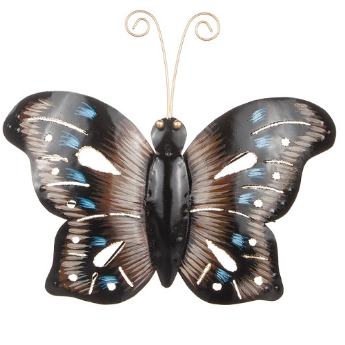 En vacker fjäril i hamrad plåt. Kroppen är svart och vingarna går i grunden svart men från kroppen utåt är det bruna "pensel" drag och blir sedan svart igen. På det svarta är det blåa detaljer i from av penseldrag som återigen följs av bruna pens