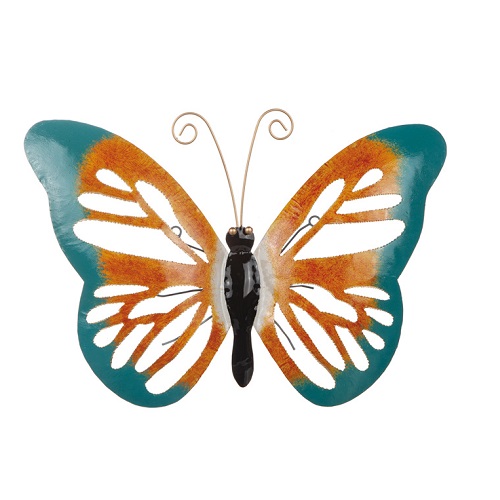 En vacker handarbetad fjäril i hamrad plåt. Fjärilens kropp är svart och med guldiga antenner och ögon. Vingarna har ett mönster i form av "hål i sig". Fjärilen är orange och blå