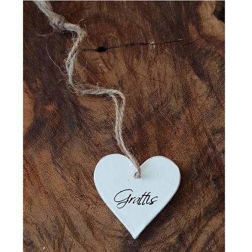Dekorera din present. Här är ett vitt litet hjärta på ca 4 cm med texten Grattis Vi har flera olika handgjorda hjärtformade tavlor med olika budskap. 