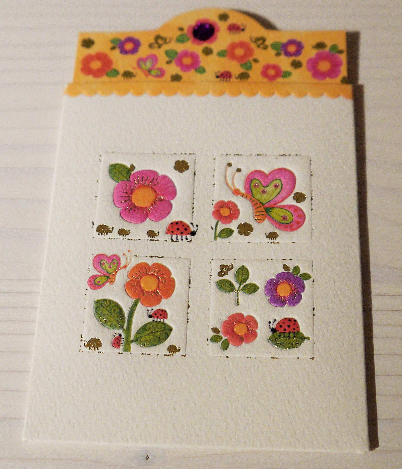 gratulationskort till barn med blommor och en fjäril i nyanser av rosa och gult