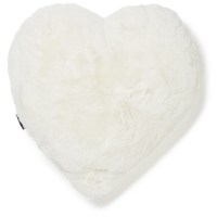 Fluffig hjärtkudde från Skinnwille i färgen vit