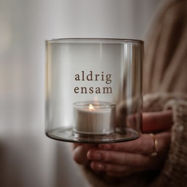 <span class="jp_product_title">Aldrig Ensam – Ljuslykta från Majas Cottage</span>