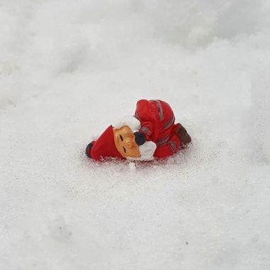 Mini tomte som ligger ner
