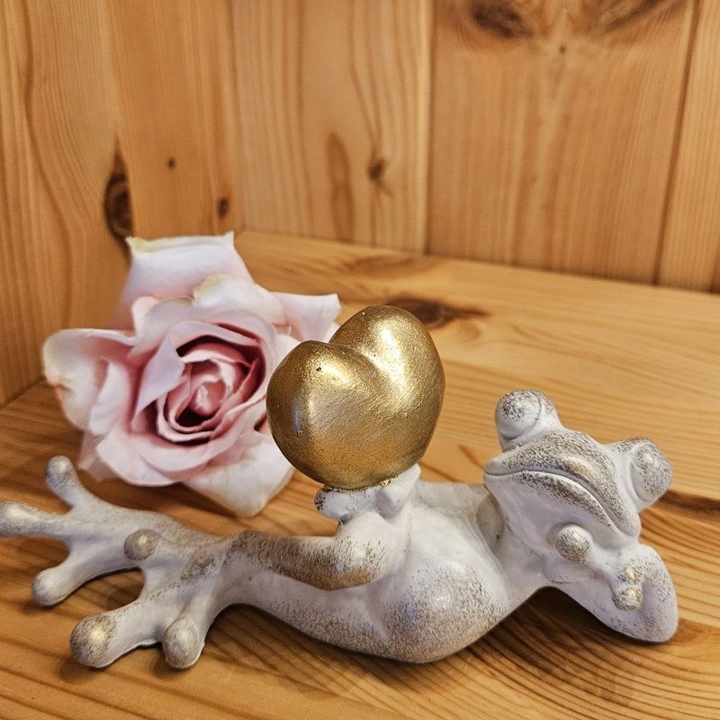 Liggande groda med guldhjärta