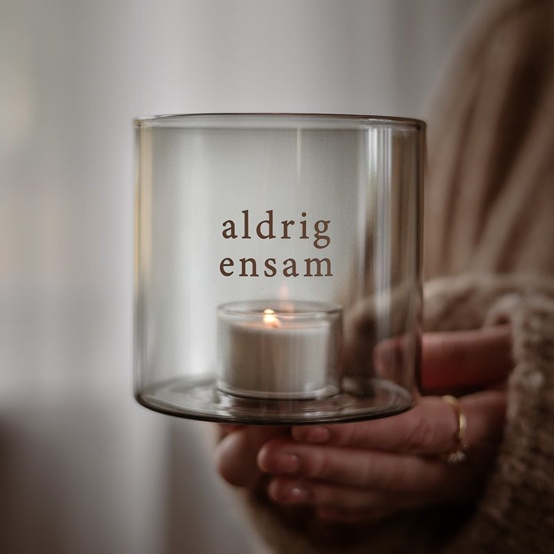 Aldrig Ensam – Ljuslykta från Majas Cottage