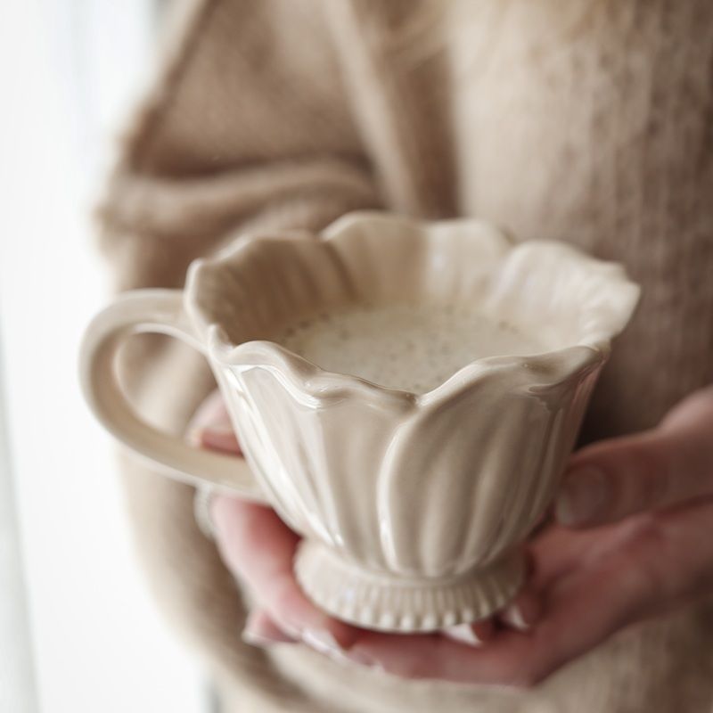 Majas Blomstra Mugg – Sand OBS! Förhandsbokning