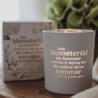<span class="jp_product_title">Majas lykta Den blomstertid nu kommer.. inkl. gåvobox OBS! Förhandsbokning</span>